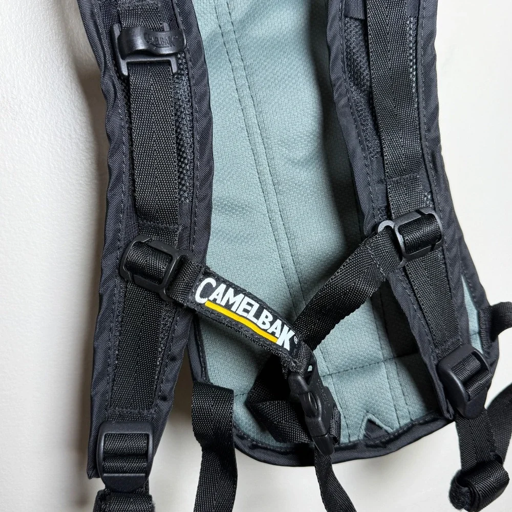 CamelBak‎ Rogue Hydration Pack Backpack Teal Silver Reflective Cycling Hiking